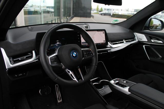 BMW X2 iX2 eDrive20 High Executive M Sport / Trekhaak / M Adaptief onderstel / Sportstoelen / Stoelverwarming / Adaptieve LED / Parking Assistant Plus / Head-Up / Harman Kardon