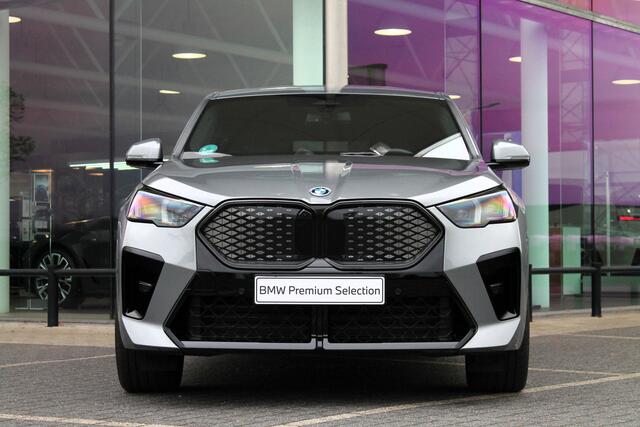 BMW X2 iX2 eDrive20 High Executive M Sport / Trekhaak / M Adaptief onderstel / Sportstoelen / Stoelverwarming / Adaptieve LED / Parking Assistant Plus / Head-Up / Harman Kardon