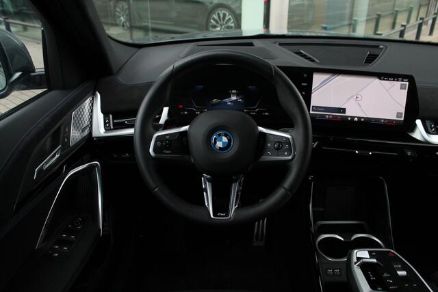 BMW X2 iX2 eDrive20 High Executive M Sport / Trekhaak / M Adaptief onderstel / Sportstoelen / Stoelverwarming / Adaptieve LED / Parking Assistant Plus / Head-Up / Harman Kardon