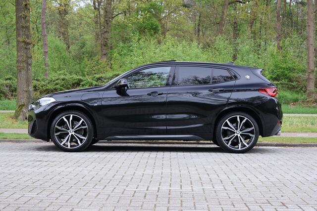 BMW X2 xDrive25e High Executive M-pakket, 20", Pano, Trekhaak, Leer, LED, Head-Up, Navi Plus, Apple Carplay, Stoelverwarming, stuurwielverwarming, DAB