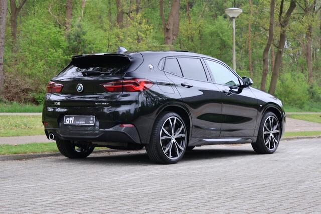 BMW X2 xDrive25e High Executive M-pakket, 20", Pano, Trekhaak, Leer, LED, Head-Up, Navi Plus, Apple Carplay, Stoelverwarming, stuurwielverwarming, DAB