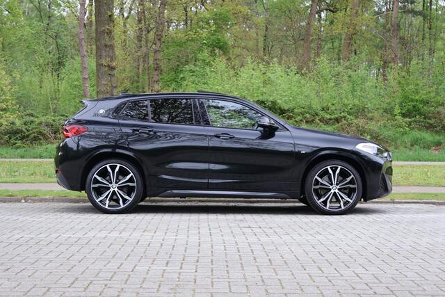 BMW X2 xDrive25e High Executive M-pakket, 20", Pano, Trekhaak, Leer, LED, Head-Up, Navi Plus, Apple Carplay, Stoelverwarming, stuurwielverwarming, DAB