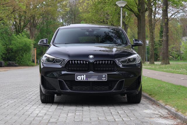 BMW X2 xDrive25e High Executive M-pakket, 20", Pano, Trekhaak, Leer, LED, Head-Up, Navi Plus, Apple Carplay, Stoelverwarming, stuurwielverwarming, DAB