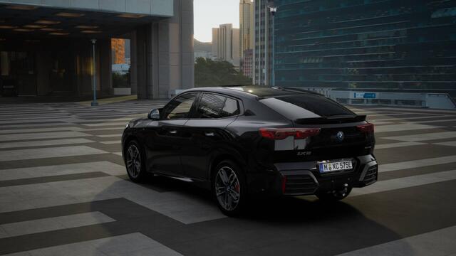 BMW X2 iX2 eDrive20 High Executive M Sport / Panoramadak / Trekhaak / Sportstoelen / Adaptieve LED / M Adaptief onderstel / Parking Assistant Plus / Comfort Access