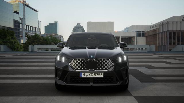 BMW X2 iX2 eDrive20 High Executive M Sport / Panoramadak / Trekhaak / Sportstoelen / Adaptieve LED / M Adaptief onderstel / Parking Assistant Plus / Comfort Access
