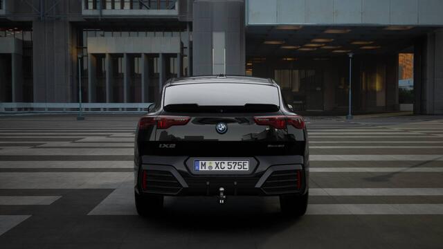 BMW X2 iX2 eDrive20 High Executive M Sport / Panoramadak / Trekhaak / Sportstoelen / Adaptieve LED / M Adaptief onderstel / Parking Assistant Plus / Comfort Access