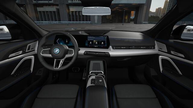 BMW X2 iX2 eDrive20 High Executive M Sport / Panoramadak / Trekhaak / Sportstoelen / Adaptieve LED / M Adaptief onderstel / Parking Assistant Plus / Comfort Access