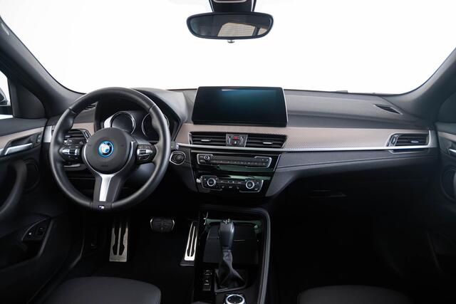 BMW X2 xDrive25e High Executive M Sport - panoramadak - Park/driving Assistant - Head Up - HiFi - Comfort Access - Stuurwielrand verwarmd - Verwarmde voorstoelen - Armsteun voor - Koplampsproeiers - PDC Voor/Achter - Navigatiesysteem Plus -