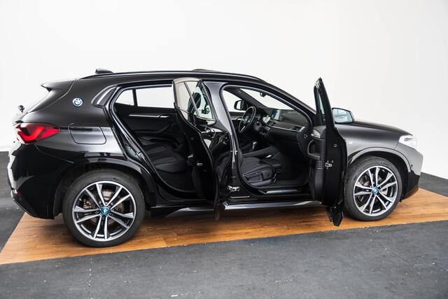 BMW X2 xDrive25e High Executive M Sport - panoramadak - Park/driving Assistant - Head Up - HiFi - Comfort Access - Stuurwielrand verwarmd - Verwarmde voorstoelen - Armsteun voor - Koplampsproeiers - PDC Voor/Achter - Navigatiesysteem Plus -