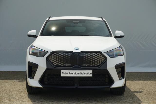 BMW X2 iX2 eDrive20 M Sport Pro | Trekhaak / Adaptief M onderstel / Head-up / Harman Kardon / Comfort Access / Dodehoek detectie / Cruise control adaptief met Stop&Go