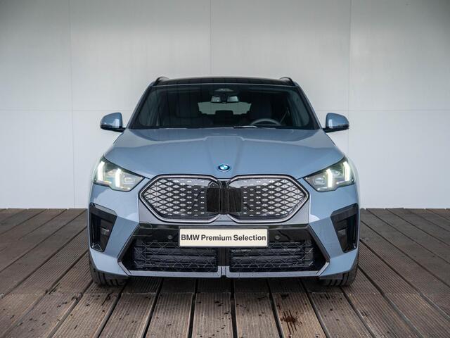 BMW X2 iX2 eDrive20 | M Sportpakket Pro | Innovation Pack | Verwarmd Stuurwiel | Harman-Kardon | Comfort Access | Panoramadak | Stoelverwarming | Head-Up Display | Trekhaak