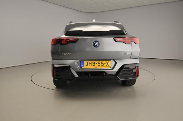 BMW X2 iX2 eDrive20 M-Sportpakket / Trekhaak / Panoramadak / Harman-Kardon / Getint glas / Alu wielen 19 inch