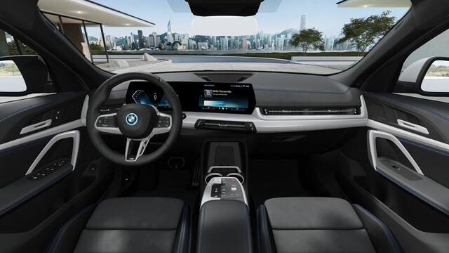 BMW X2 iX2 eDrive20 M Sport / Trekhaak / Sportstoelen / Achteruitrijcamera / M Adaptief onderstel / Comfort Access / Adaptieve LED / Stoelverwarming