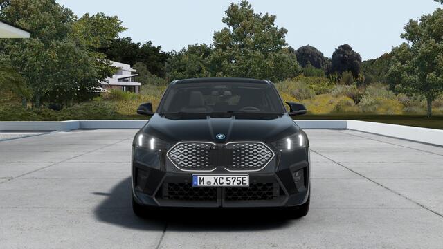 BMW X2 iX2 eDrive20 M Sport / Panoramadak / Trekhaak / Sportstoelen / Comfort Access / M Adaptief onderstel / Adaptieve LED / Parking Assistant Plus