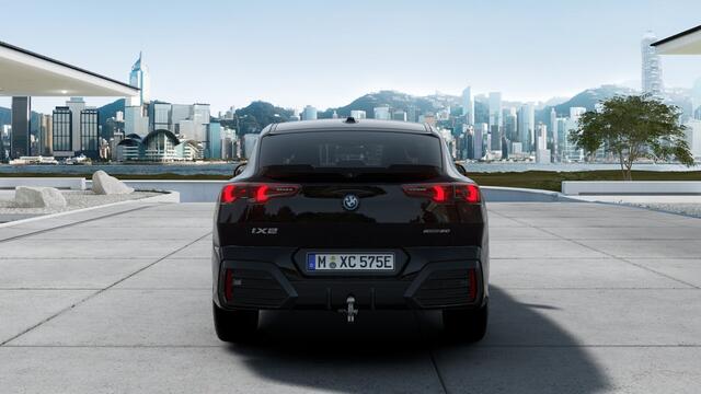 BMW X2 iX2 eDrive20 M Sport / Panoramadak / Trekhaak / Sportstoelen / Comfort Access / M Adaptief onderstel / Adaptieve LED / Parking Assistant Plus