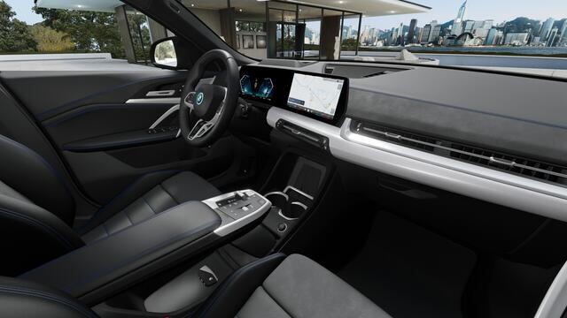 BMW X2 iX2 eDrive20 M Sport / Panoramadak / Trekhaak / Sportstoelen / Comfort Access / M Adaptief onderstel / Adaptieve LED / Parking Assistant Plus