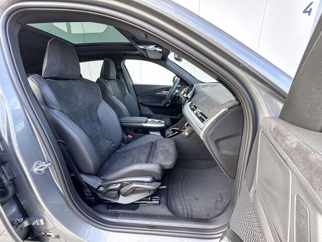 BMW X2 sDrive20i M-Sport / 19inch / Getinte Ramen / Glazen dak / Driving Assistant Plus / Acteruitrijcamera