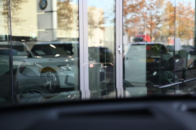 BMW X2 iX2 eDrive20 M Sport / Panoramadak / Trekhaak / Sportstoelen / Comfort Access / M Adaptief onderstel / Adaptieve LED / Parking Assistant Plus