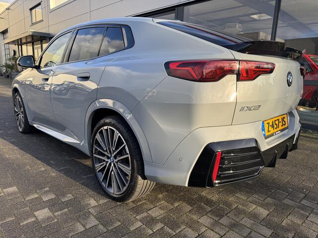 BMW X2 iX2 eDrive20 67 kWh M-Sport Panoramadak / Lederen bekleding