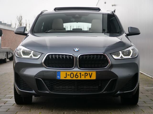 BMW X2 xDrive25e High Executive 220 Pk Automaat Navigatie / M-pakket / Leer / Schuifdak / Camera / DAB