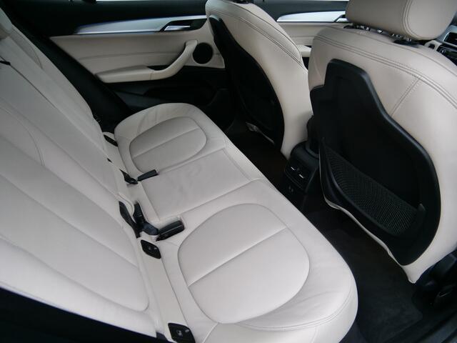 BMW X2 xDrive25e High Executive 220 Pk Automaat Navigatie / M-pakket / Leer / Schuifdak / Camera / DAB