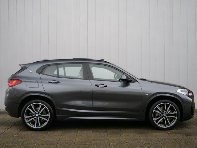 BMW X2 xDrive25e High Executive 220 Pk Automaat Navigatie / M-pakket / Leer / Schuifdak / Camera / DAB