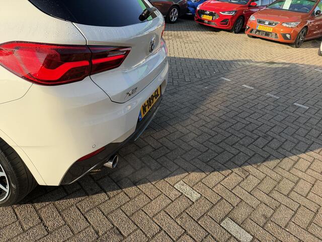 BMW X2 sDrive20i High Executive AUTOMAAT | LEDER | DODEHOEK DETECTIE | ACHTERUIT RIJ CAMERA | SPORT STOELEN| KEYLESS ENTRY/GO|NAVIGATIE | BI- XENON KOPLAMPEN | STOEL VERWARMING |