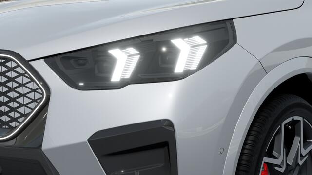 BMW X2 iX2 eDrive20 High Executive M Sport / Panoramadak / Trekhaak / M Sportstoelen / Head-Up / Adaptieve LED / Parking Assistant Plus / M Adaptief onderstel