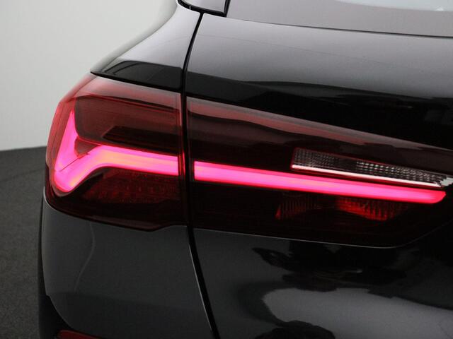 BMW X2 xDrive25e Spiegels Elektrisch Inklapbaar | Achteruitrijcamera | Verwarmde Stoelen | Park Assistant | Head-Up Display | 17''