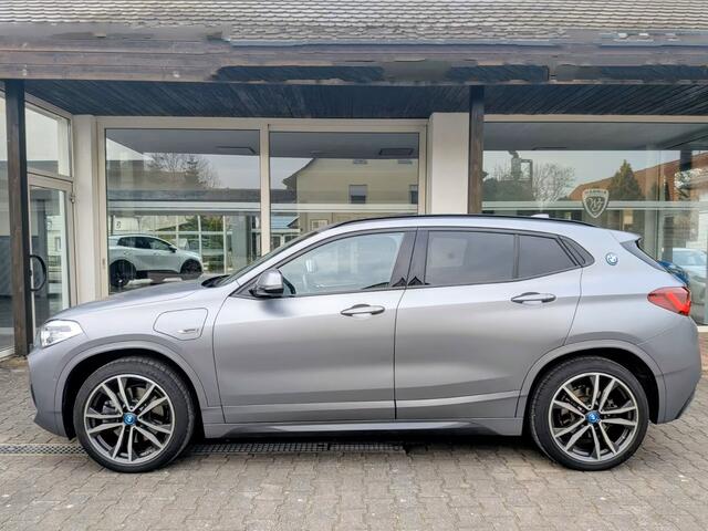 BMW X2 xDrive25e M-SPORT ** FROZEN GREY, LEDER, PANORAMA, H&K SOUND, VERW. ST, 19-inch LMV ** 1e EIG - UNFALLFREI ** ** INFORMEER OOK NAAR ONZE AANTREKKELIJKE FINANCIAL-LEASE TARIEVEN **