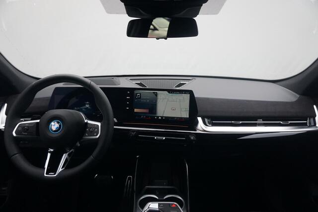 BMW X2 iX2 eDrive20 | M Sportpakket Pro | Trekhaak | Schuif-kanteldak | Harman Kardon | Head-up | Elektrische verstelbare Stoelen | Rondomzicht Camera's | Driving Assistant Professional