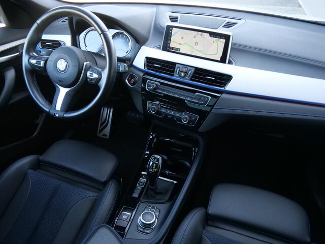 BMW X2 sDrive18i High Executive 141 Pk Automaat Navi / Pano-dak / M-Pakket / 19 inch / Stoelverwarming
