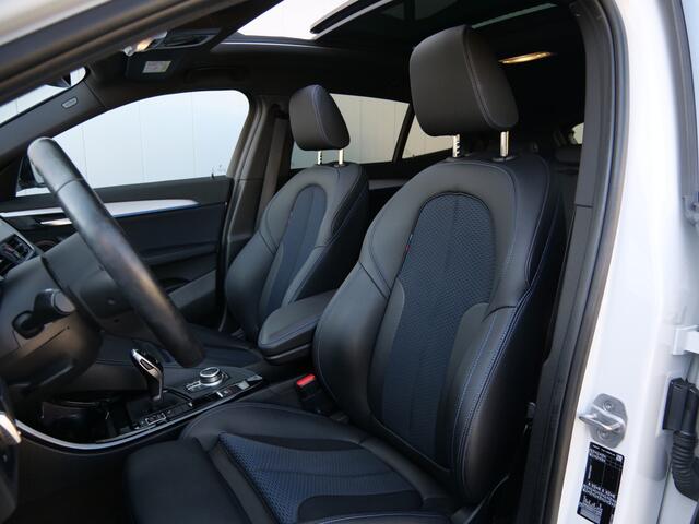 BMW X2 sDrive18i High Executive 141 Pk Automaat Navi / Pano-dak / M-Pakket / 19 inch / Stoelverwarming