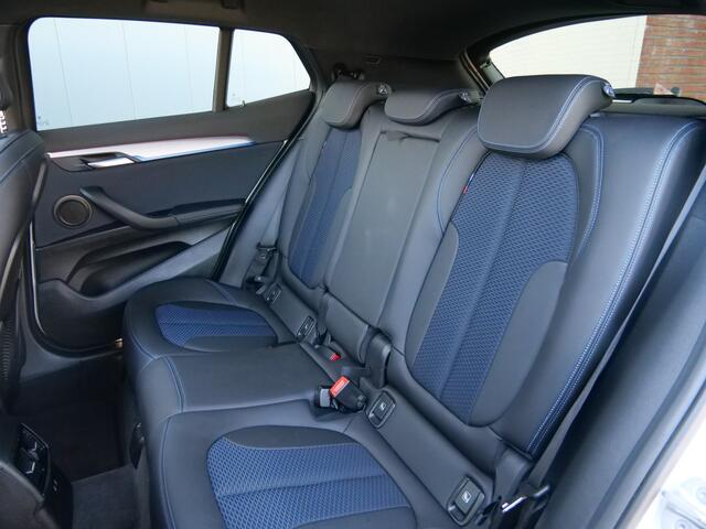 BMW X2 sDrive18i High Executive 141 Pk Automaat Navi / Pano-dak / M-Pakket / 19 inch / Stoelverwarming