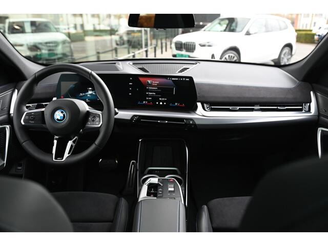 BMW X2 iX2 eDrive20 M Sport / Panoramadak / Trekhaak / M Sportstoelen / Head-Up / Adaptieve LED / Parking Assistant Plus / M Adaptief onderstel
