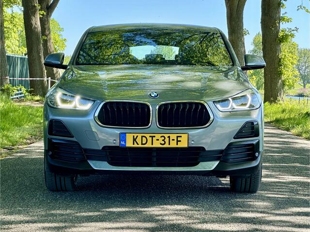 BMW X2 xDrive25e High Executive | Leder | Sportstoelen | Navi | Connected | Head up | Stoelverwarming | DAB