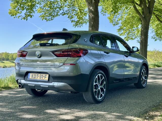 BMW X2 xDrive25e High Executive | Leder | Sportstoelen | Navi | Connected | Head up | Stoelverwarming | DAB