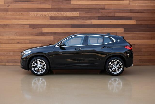 BMW X2 sDrive18i | SPORT STOELEN | 18"LMV | TREKHAAK