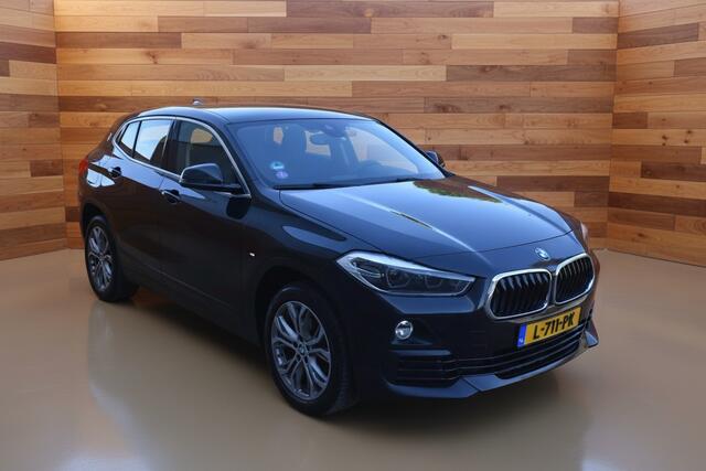 BMW X2 sDrive18i | SPORT STOELEN | 18"LMV | TREKHAAK
