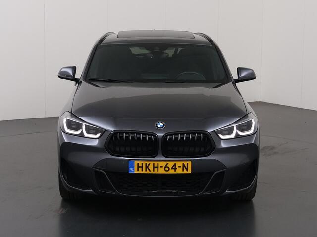 BMW X2 xDrive25e High Executive | M-Pakket | Panoramadak | Sportstoelen | HUD | M-Sportstoelen Elektrisch verstelbaar + Geheugen | Camera | Navigatie | DAB | Stoelverwarming | Ele. kofferdeksel |
