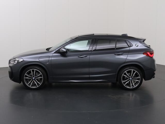 BMW X2 xDrive25e High Executive | M-Pakket | Panoramadak | Sportstoelen | HUD | M-Sportstoelen Elektrisch verstelbaar + Geheugen | Camera | Navigatie | DAB | Stoelverwarming | Ele. kofferdeksel |