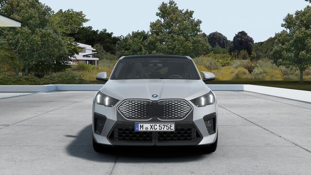 BMW X2 iX2 eDrive20 M Sport / Panoramadak / Trekhaak / M Sportstoelen / Parking Assistant Plus / Head-Up / M Adaptief onderstel / Stuurverwarming / Comfort Access