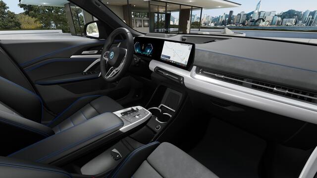 BMW X2 iX2 eDrive20 M Sport / Panoramadak / Trekhaak / M Sportstoelen / Parking Assistant Plus / Head-Up / M Adaptief onderstel / Stuurverwarming / Comfort Access