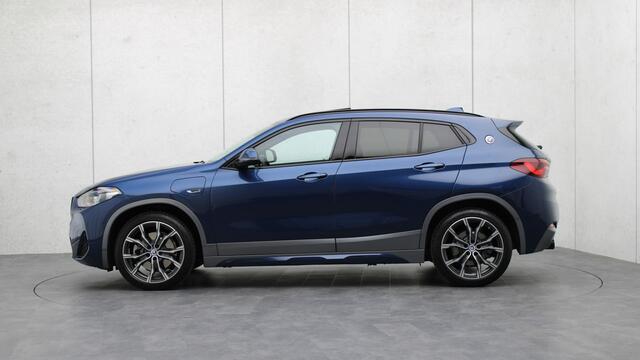 BMW X2 xDrive25e High Executive M-Sport X | Head-up | Panoramadak | Memory | Driving Assistant Plus | M Sportstoelen | Stuurwielverwarming