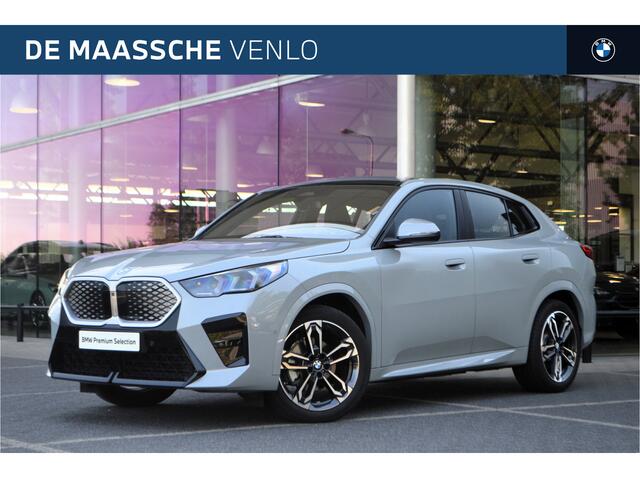 BMW X2 iX2 eDrive20 M Sport / Panoramadak / Sportstoelen / Adaptieve LED / Comfort Access / Achteruitrijcamera / M Adaptief onderstel /
