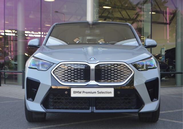BMW X2 iX2 eDrive20 M Sport / Panoramadak / Sportstoelen / Adaptieve LED / Comfort Access / Achteruitrijcamera / M Adaptief onderstel /