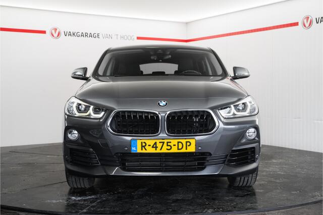 BMW X2 sDrive20i Advantage | HUD | Navi Plus | Camera | 19" | Stoelverwarming