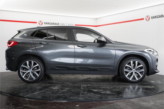 BMW X2 sDrive20i Advantage | HUD | Navi Plus | Camera | 19" | Stoelverwarming