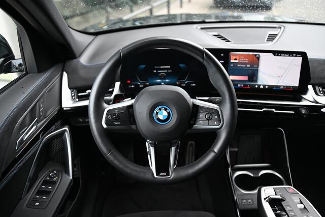 BMW X2 iX2 eDrive20 M Sport / Sportstoelen / Comfort Access / Achteruitrijcamera / Adaptieve LED / Stoelverwarming