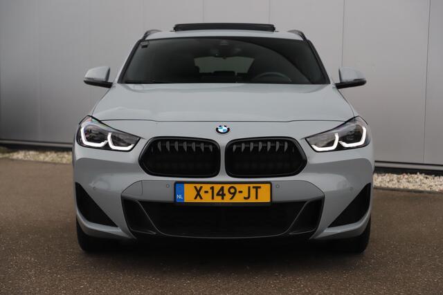 BMW X2 sDrive20i M Sport Business Edition Plus Automaat Panoramadak Leder Sportstoelen Head Up Display M Brooklyn Grau Sfeerverlichting LED Stuur & Stoelverwarming